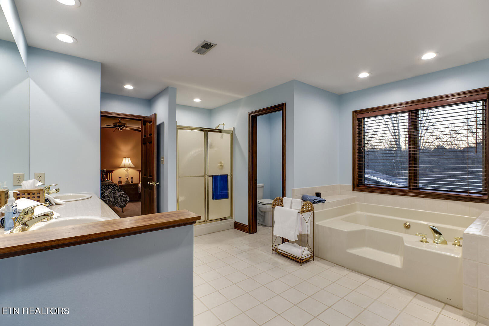 Loudon, Tennessee 37774, United States, 4 Bedrooms Bedrooms, ,4 BathroomsBathrooms,Residential,Active,254685