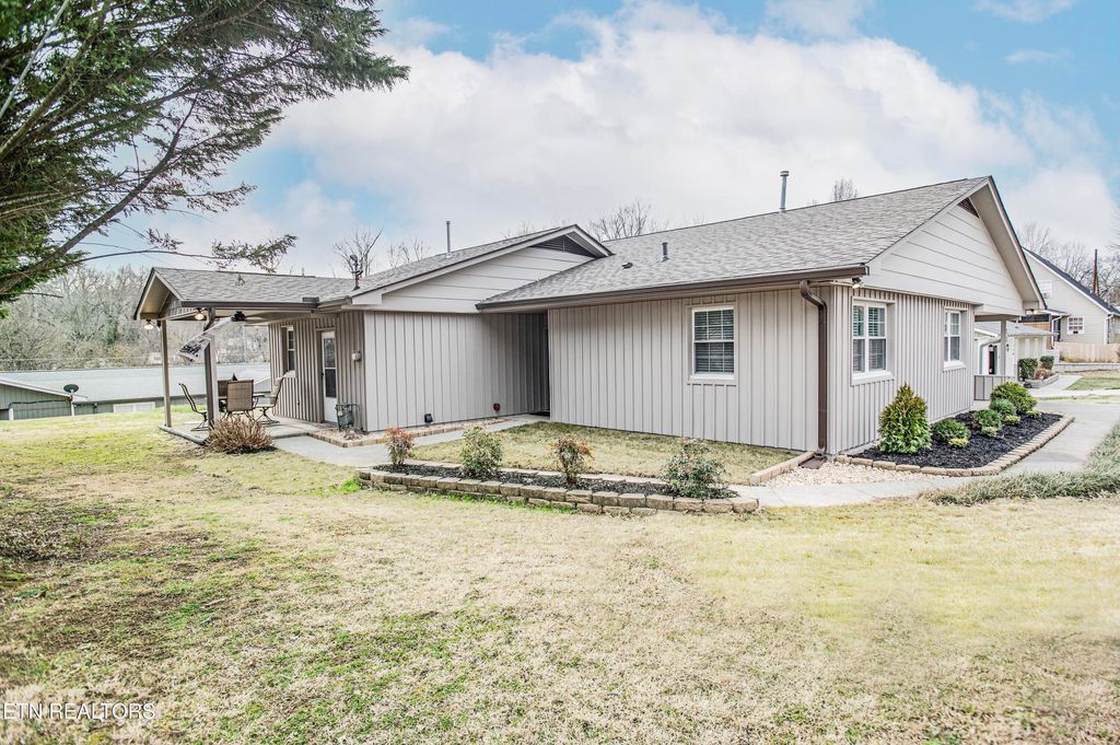 Photo of 132 Pembroke Rd, Oak Ridge, TN 37830 (MLS # 1326558)