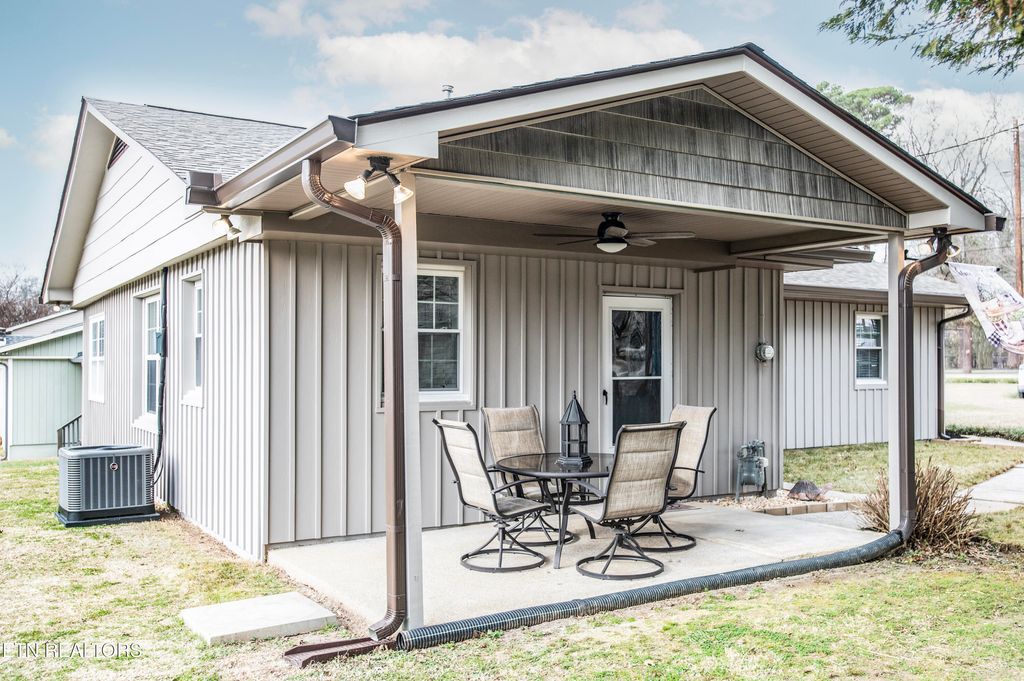 Photo of 132 Pembroke Rd, Oak Ridge, TN 37830 (MLS # 1326558)