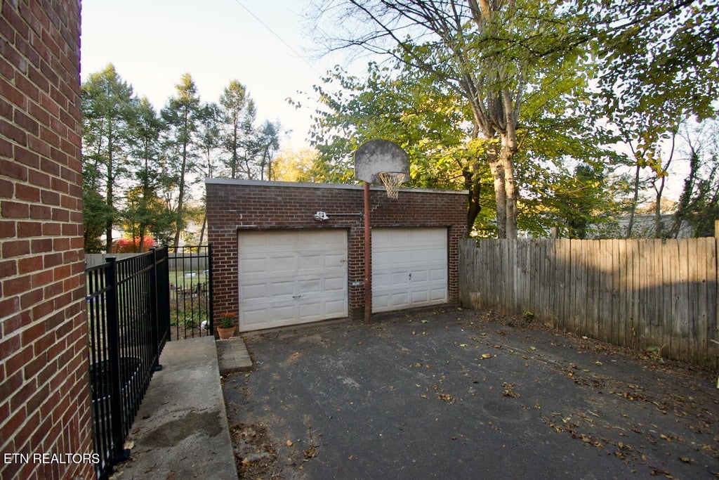 Photo of 1015 Oak Park Ave, Maryville, TN 37803 (MLS # 1352989)