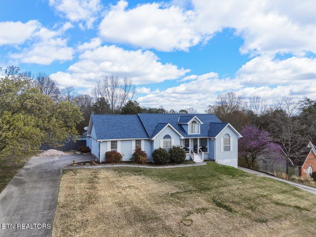 Photo of 400 Monticello Drive, Lenoir City, TN 37771 (MLS # 1334286)