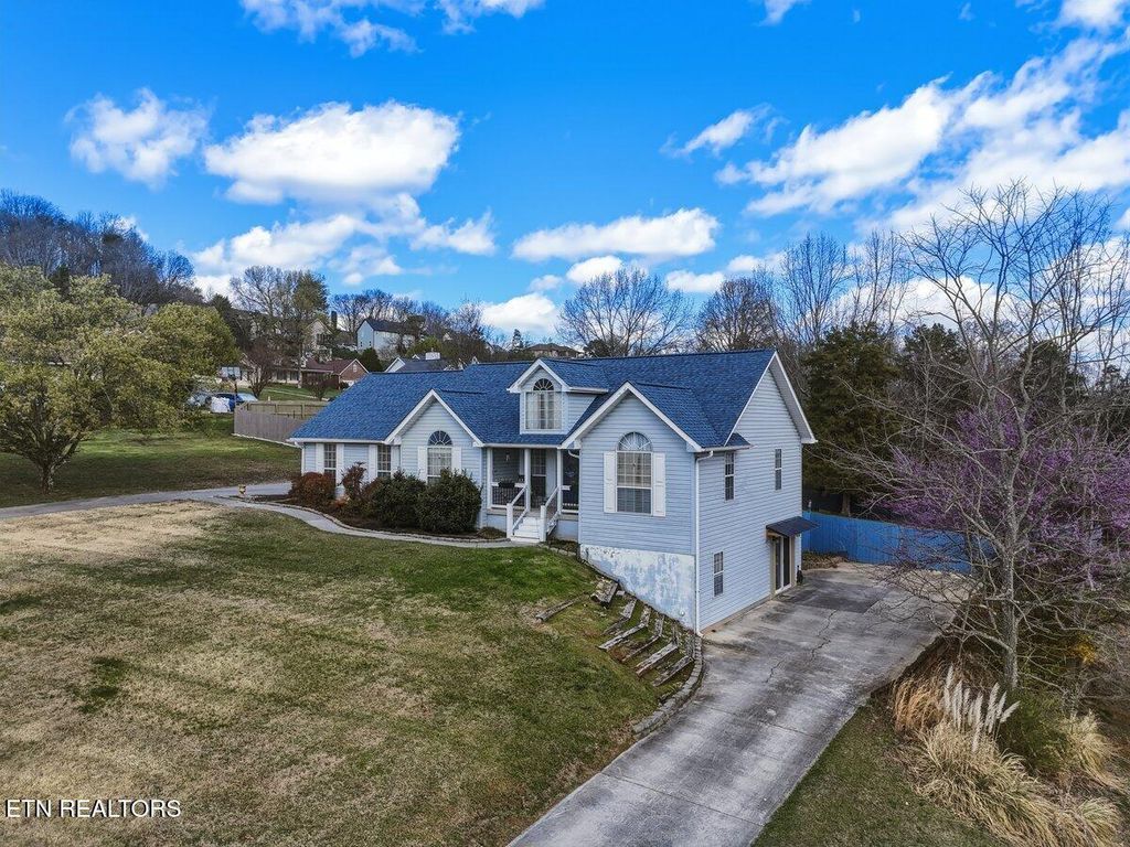 Photo of 400 Monticello Drive, Lenoir City, TN 37771 (MLS # 1334286)