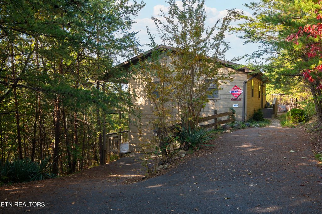 Photo of 1433 Twin Rock Drive, Sevierville, TN 37862 (MLS # 1320228)