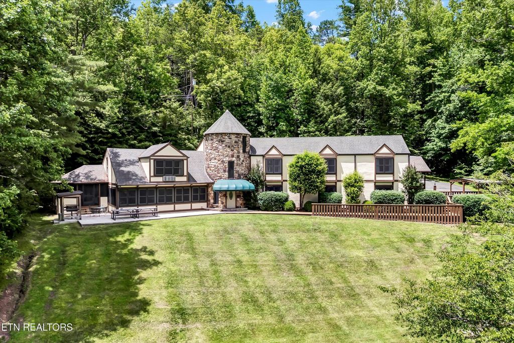 Photo of 3950 Castle Rd, Gatlinburg, TN 37738 (MLS # 1304900)