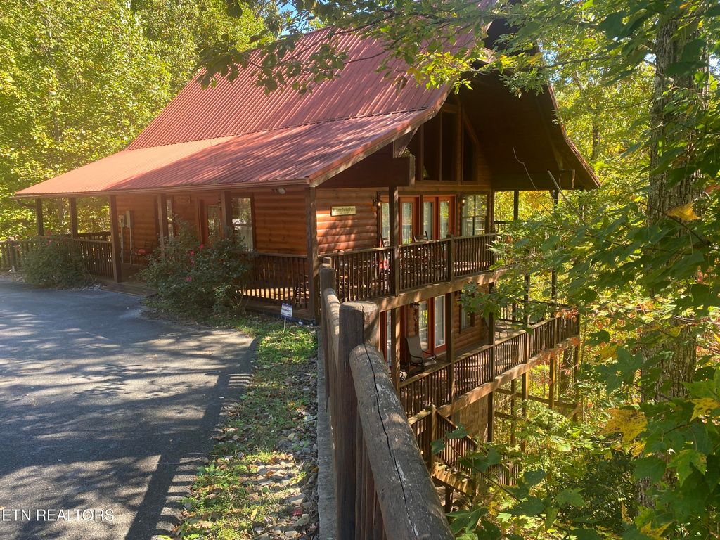 Photo of 2440 Breezy Rd, Sevierville, TN 37876 (MLS # 1319109)