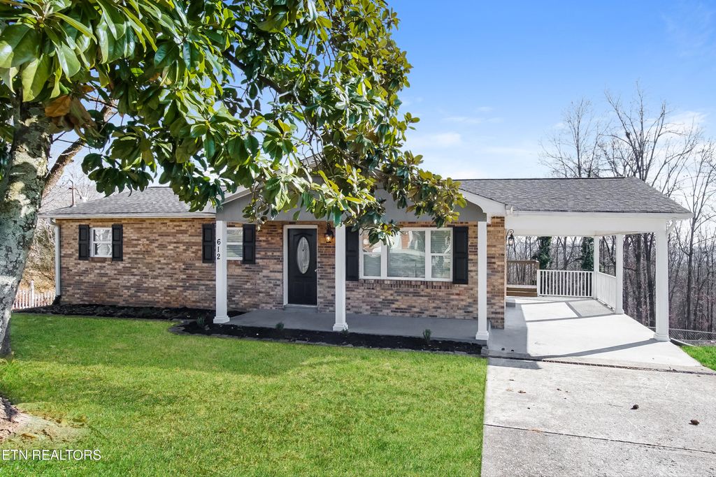 Photo of 612 W Ridgecrest Drive, Kingston, TN 37763 (MLS # 1324507)