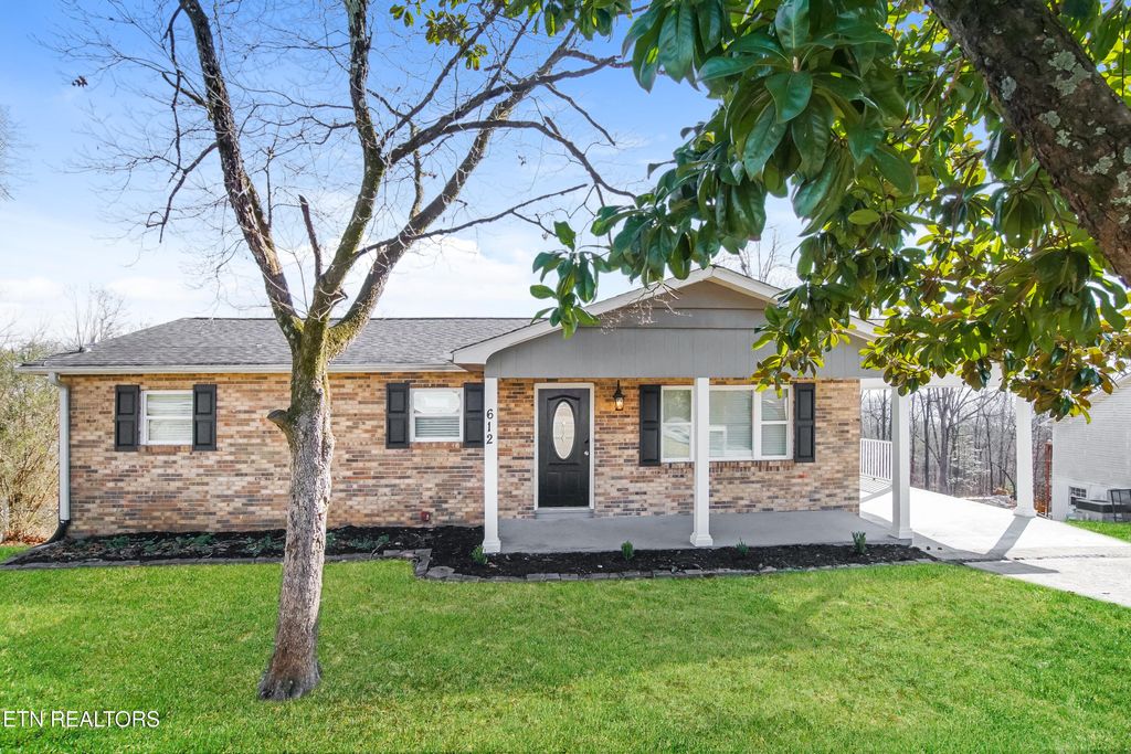 Photo of 612 W Ridgecrest Drive, Kingston, TN 37763 (MLS # 1324507)