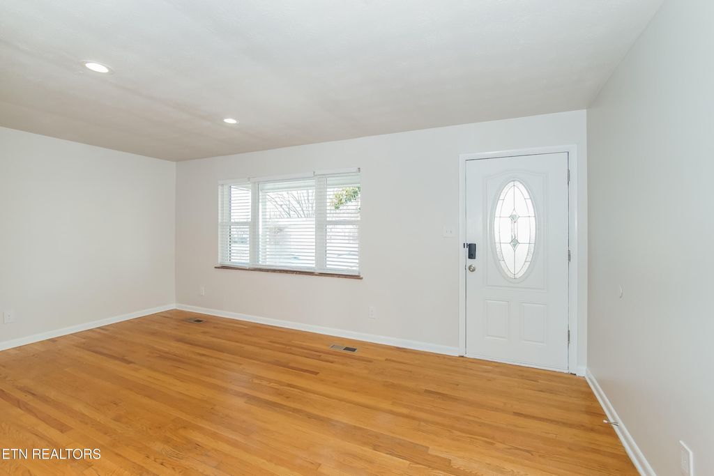 Photo of 612 W Ridgecrest Drive, Kingston, TN 37763 (MLS # 1324507)