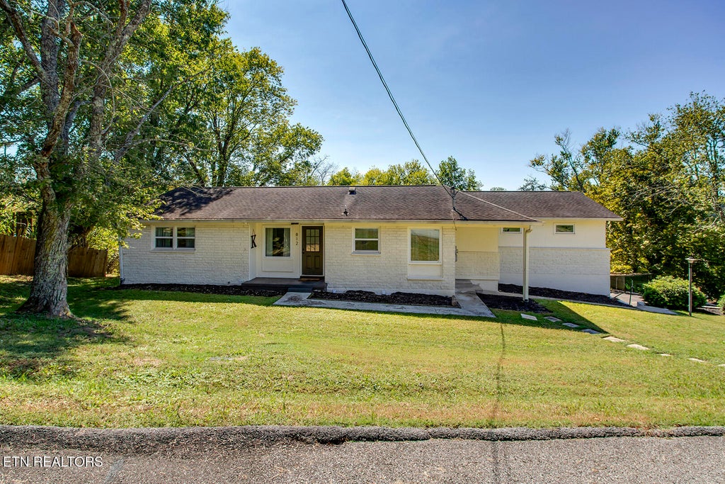 Photo of 812 Sunset Drive, Kingston, TN 37763 (MLS # 1357813)