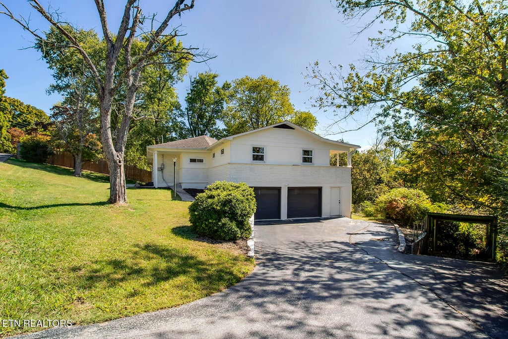 Photo of 812 Sunset Drive, Kingston, TN 37763 (MLS # 1357813)