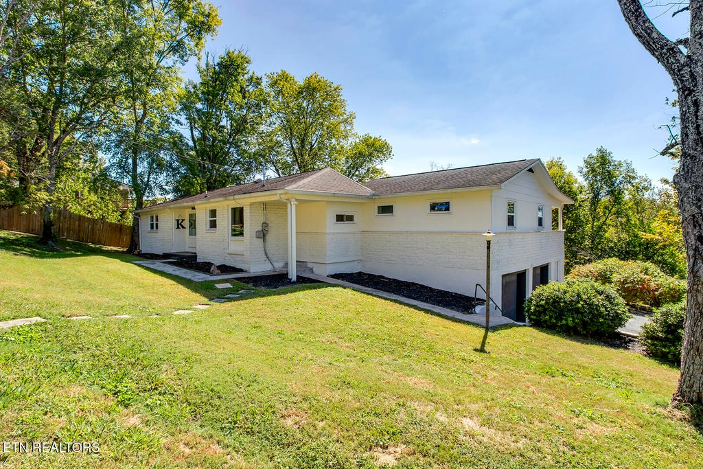 Photo of 812 Sunset Drive, Kingston, TN 37763 (MLS # 1357813)