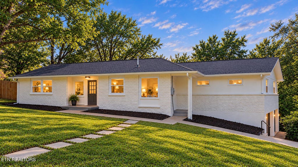 Photo of 812 Sunset Drive, Kingston, TN 37763 (MLS # 1357813)