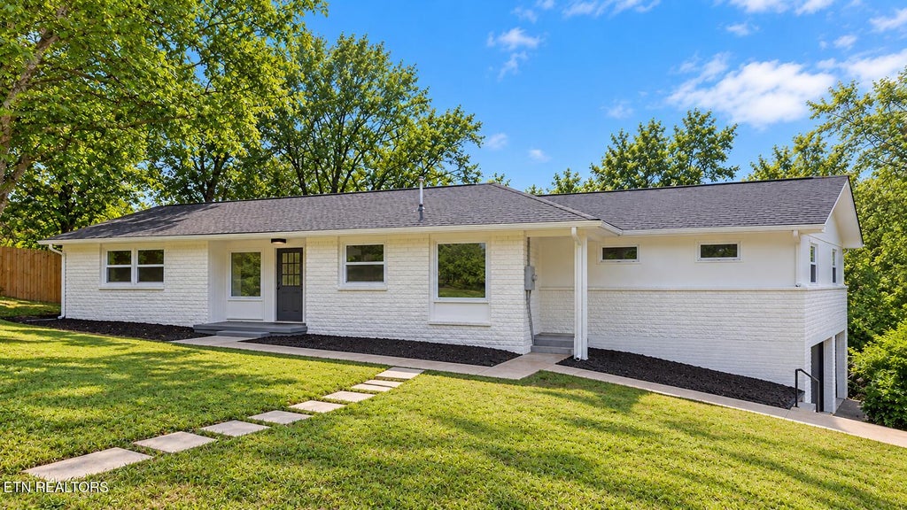 Photo of 812 Sunset Drive, Kingston, TN 37763 (MLS # 1357813)