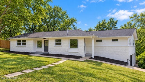 Photo of 812 Sunset Drive, Kingston, TN 37763 (MLS # 1357813)