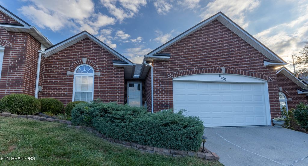 Photo of 6800 Pemmbrooke Shire Lane, Knoxville, TN 37909 (MLS # 1318234)