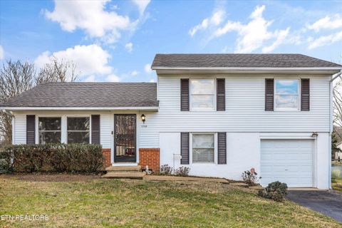 Photo of 5709 Stoneleigh Rd, Knoxville, TN 37912 (MLS # 1325583)
