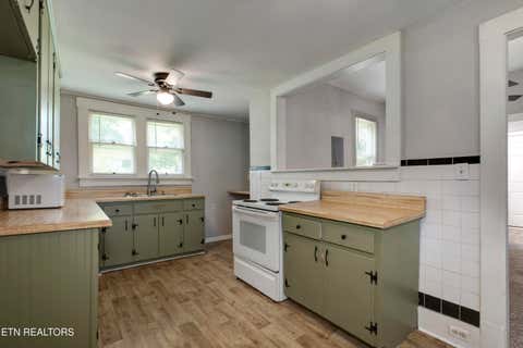 Tiny photo for 914 Ohio Ave, Etowah, TN 37331 (MLS # 1349985)