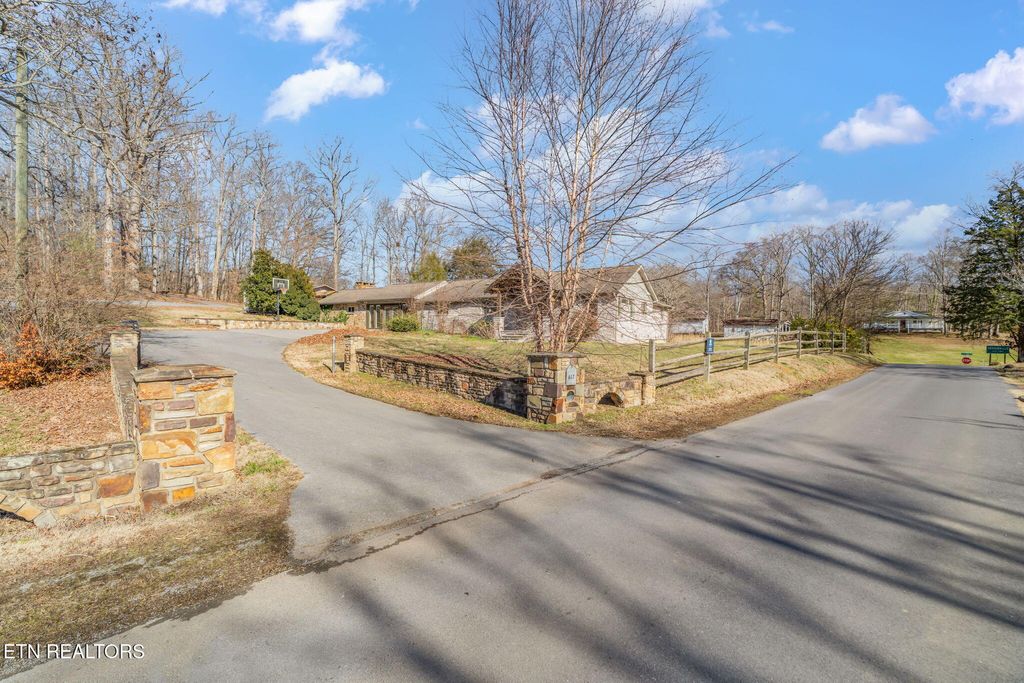 Photo of 617 Lewelling Rd, Sevierville, TN 37862 (MLS # 1327233)