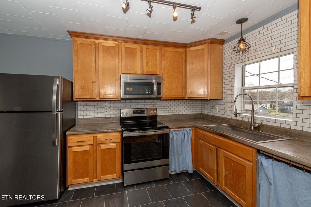 Photo of 327 W Lincoln Rd, Alcoa, TN 37701 (MLS # 1257212)