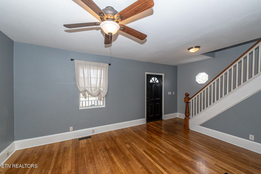 Photo of 327 W Lincoln Rd, Alcoa, TN 37701 (MLS # 1257212)