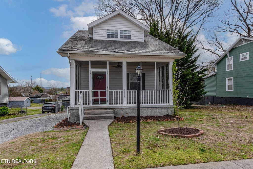 Photo of 327 W Lincoln Rd, Alcoa, TN 37701 (MLS # 1257212)