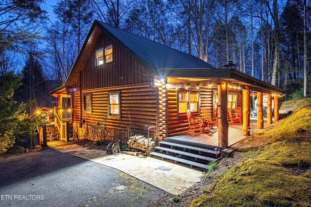 Photo of 3115 E Parkway, Gatlinburg, TN 37738 (MLS # 1290816)