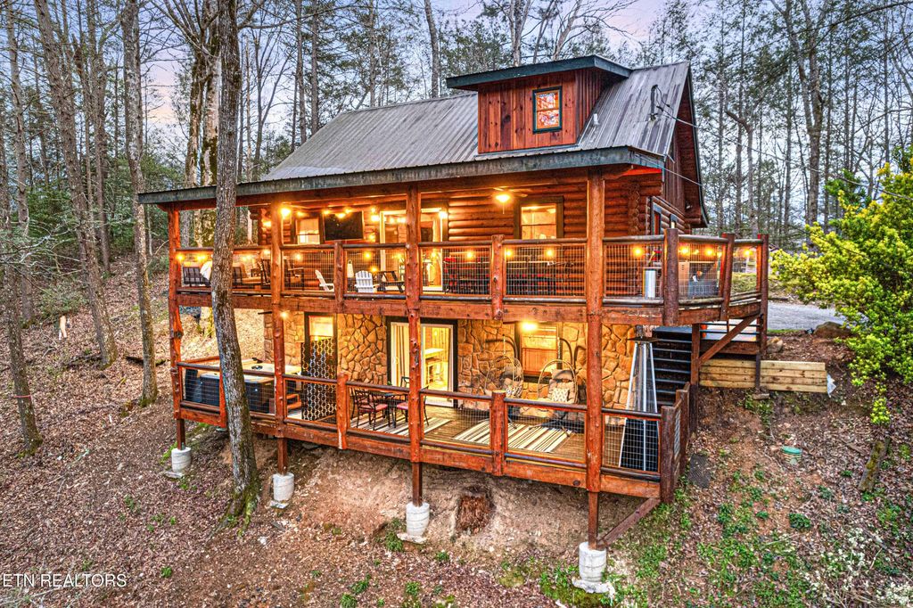 Photo of 3115 E Parkway, Gatlinburg, TN 37738 (MLS # 1290816)