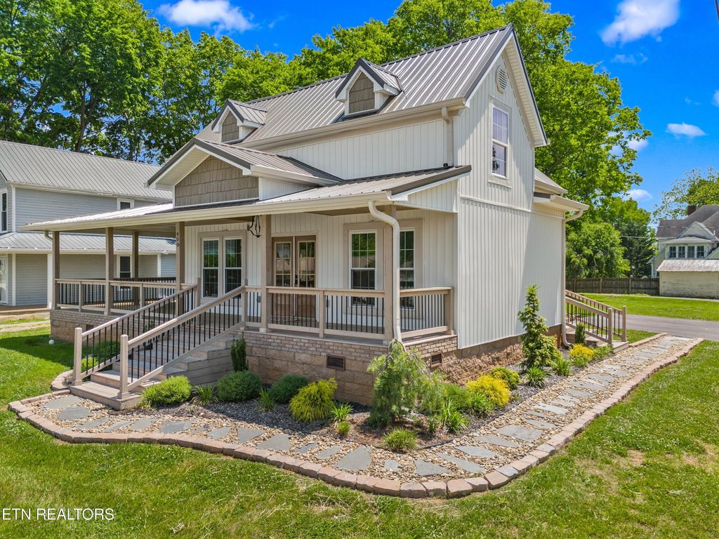 Photo of 400 E 4th North St, Morristown, TN 37814 (MLS # 1340470)