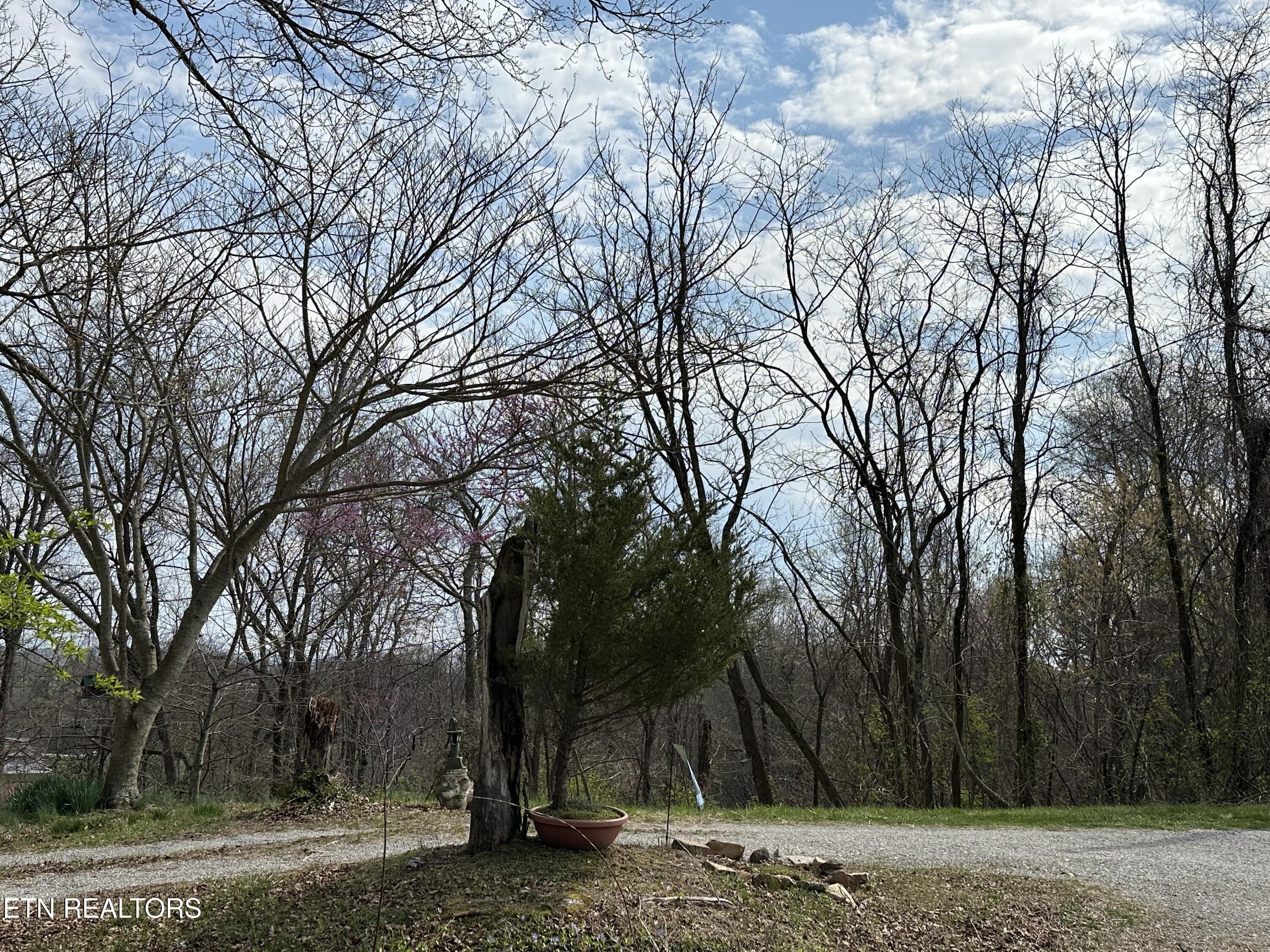 889 River Rd