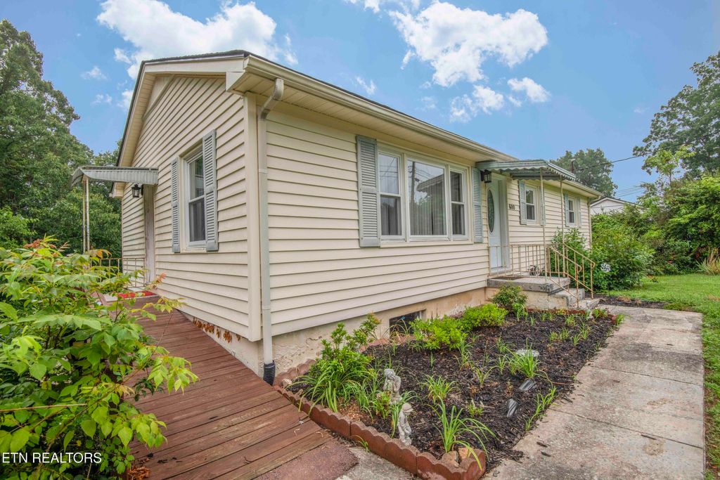 Photo of 600 W Ridgecrest Drive, Kingston, TN 37763 (MLS # 1305150)