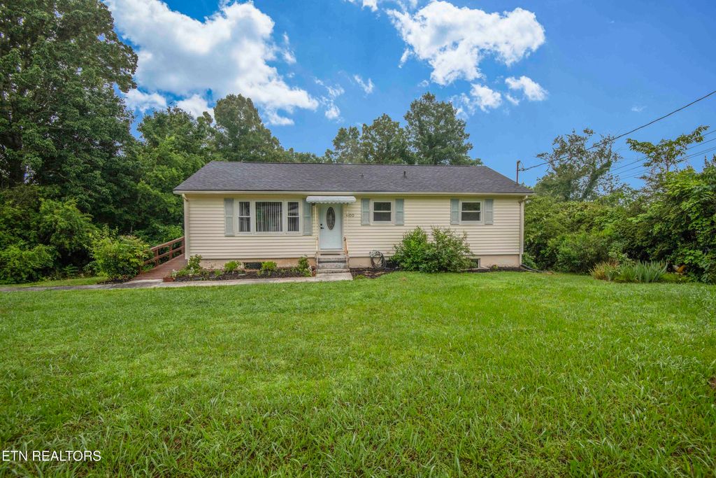 Photo of 600 W Ridgecrest Drive, Kingston, TN 37763 (MLS # 1305150)