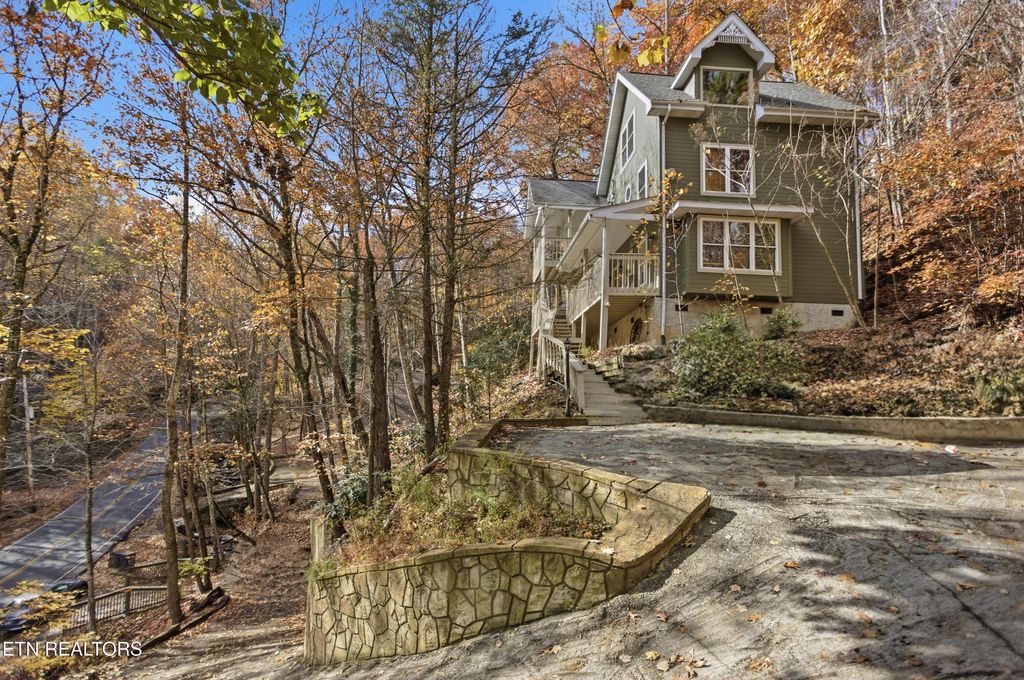 Photo of 1110 Ski Mtn Rd, Gatlinburg, TN 37738 (MLS # 1321546)