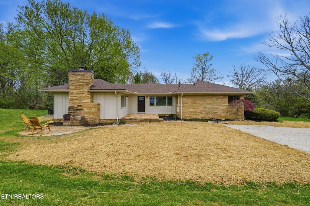 Photo of 1327 N Briscoe Circle, Knoxville, TN 37912 (MLS # 1335373)