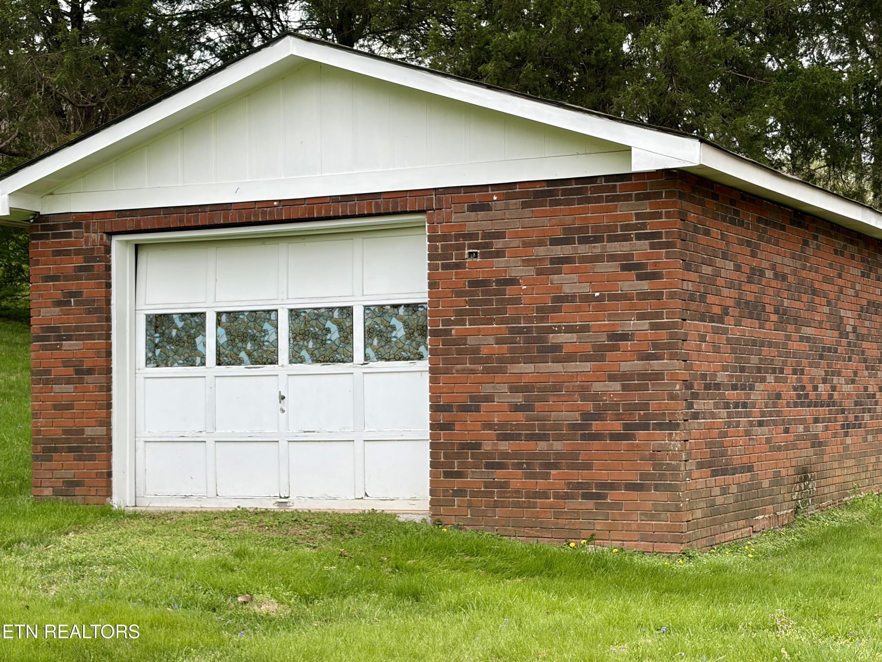 302 S Apache Rd