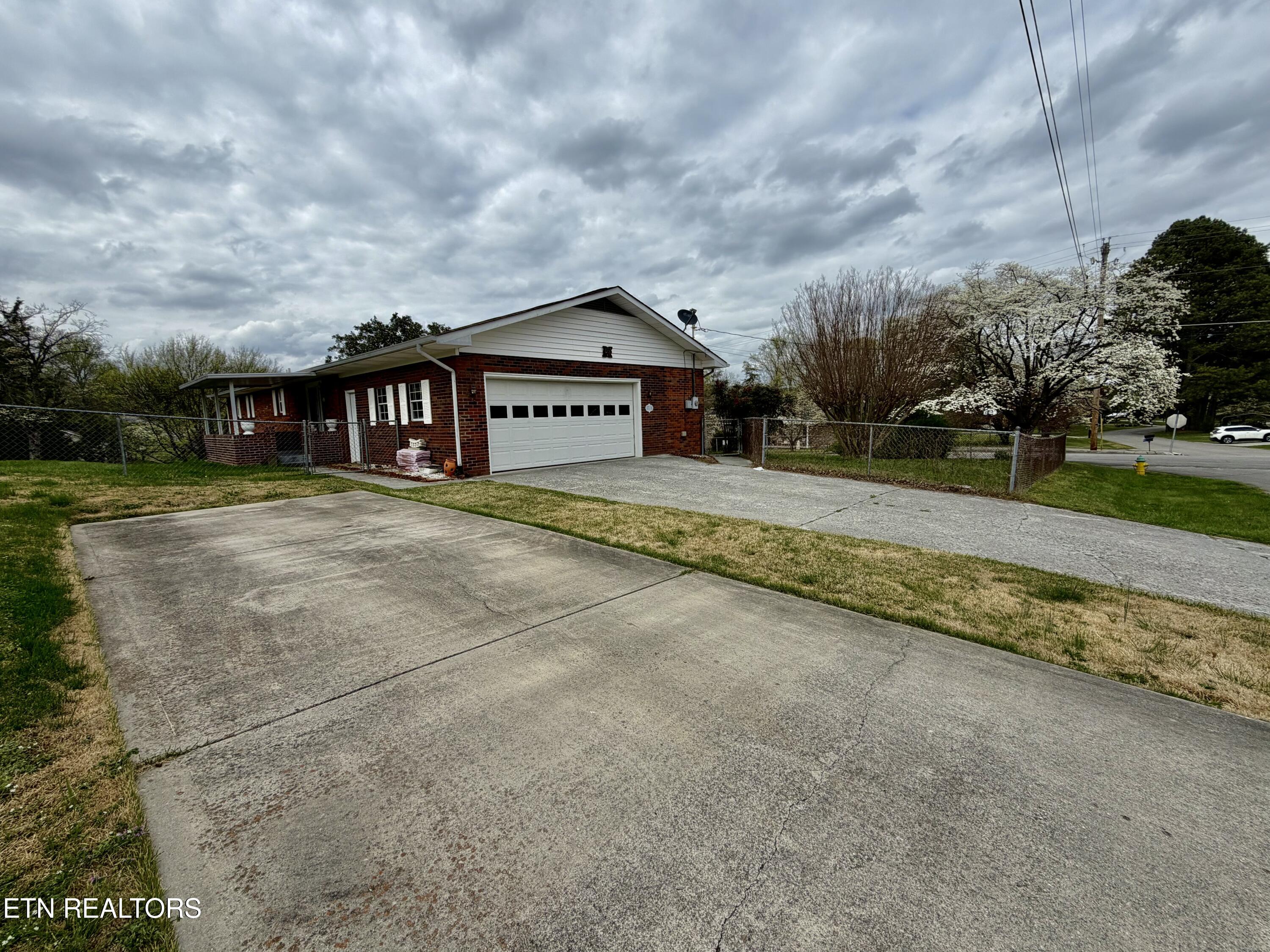 302 S Apache Rd