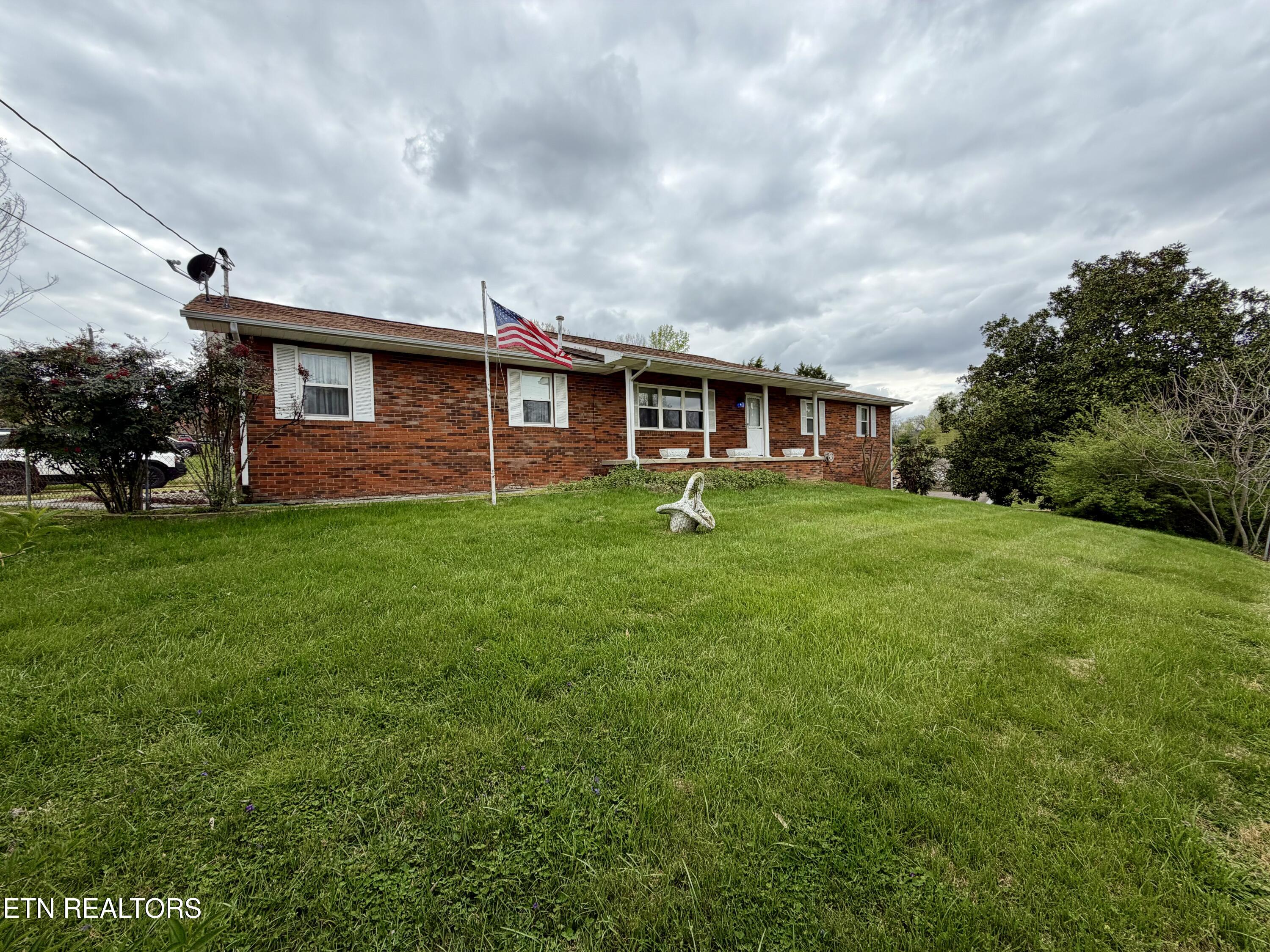 302 S Apache Rd