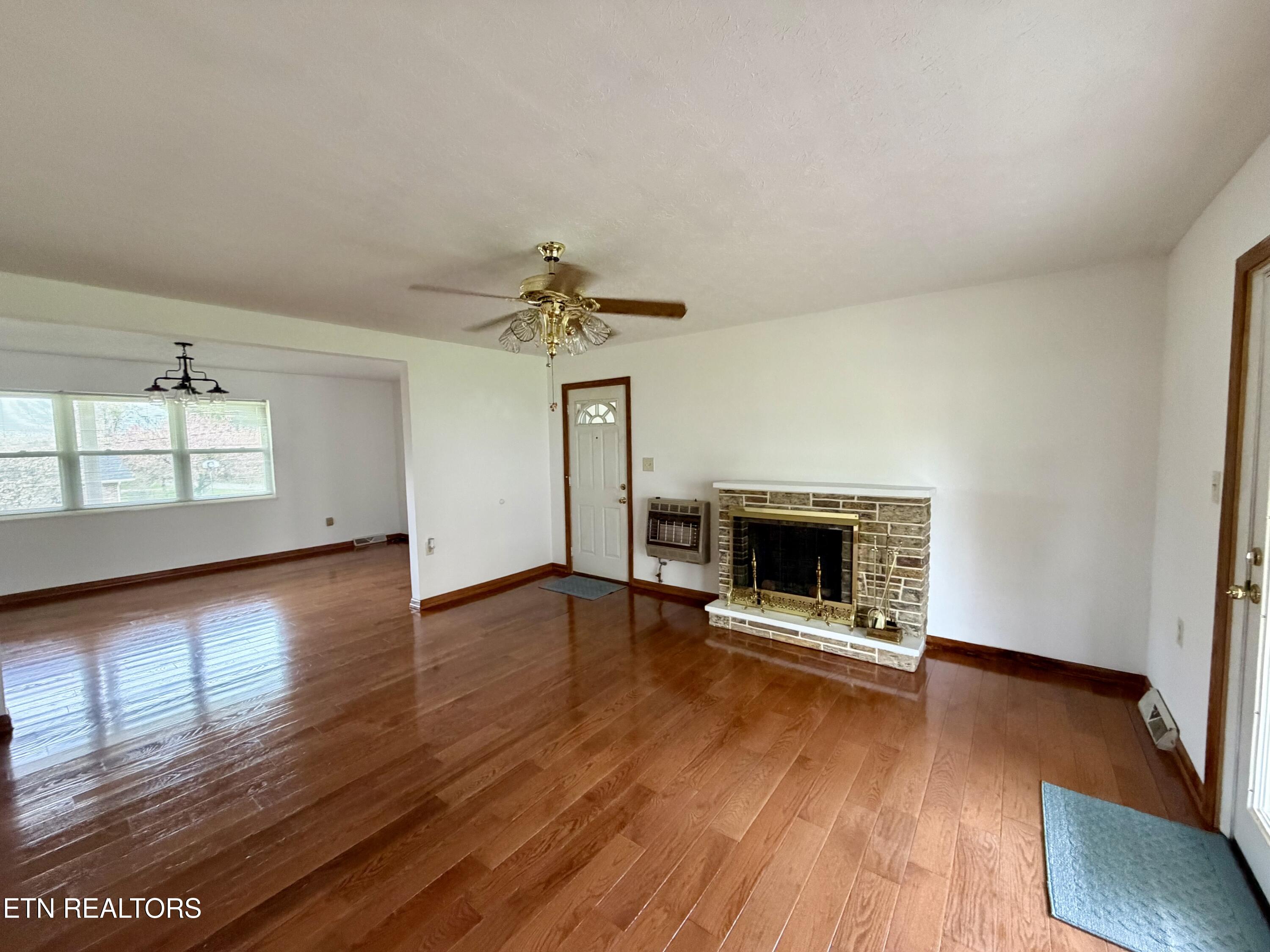 302 S Apache Rd