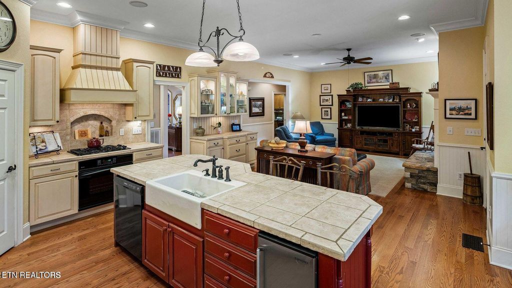 Photo of 190 Lake Crest Drive, Lenoir City, TN 37772 (MLS # 1324855)