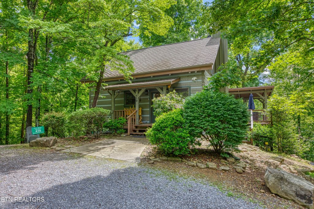 Photo of 410 Sassafras Tr, Sevierville, TN 37876 (MLS # 1322510)