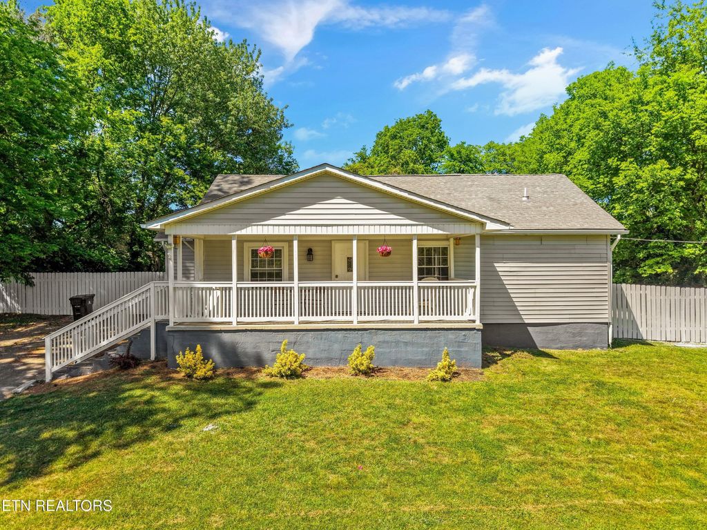 Photo of 1011 S Park Circle, Knoxville, TN 37912 (MLS # 1337492)