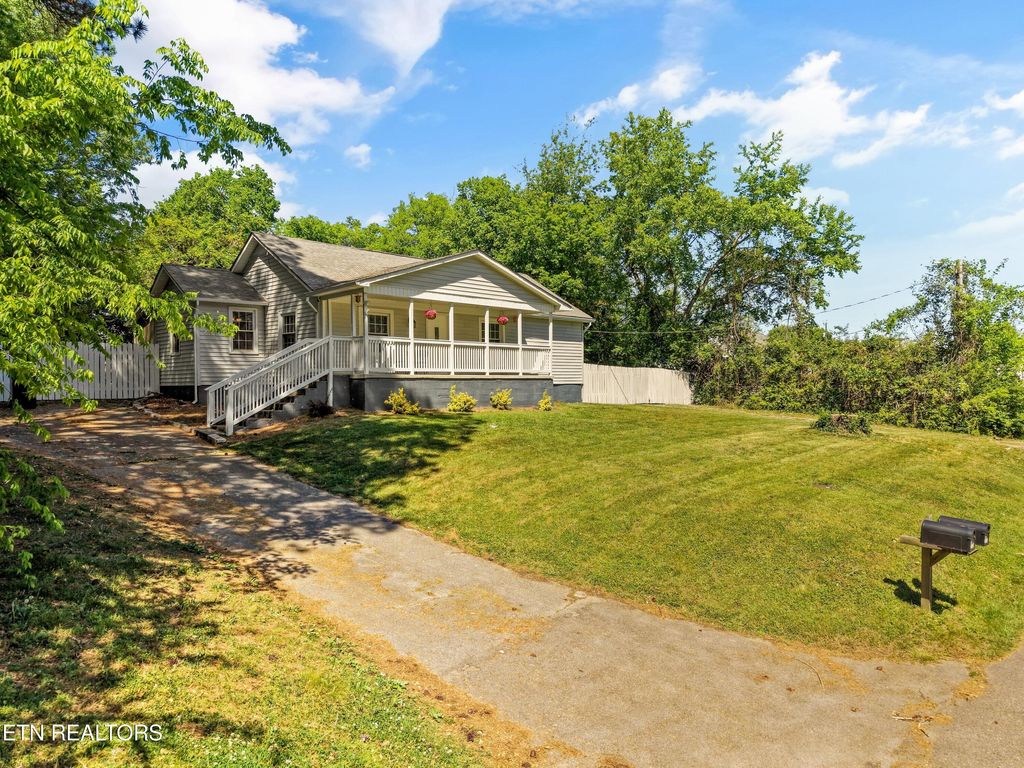 Photo of 1011 S Park Circle, Knoxville, TN 37912 (MLS # 1337492)