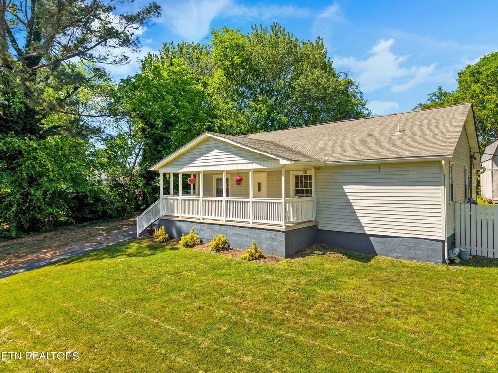 Photo of 1011 S Park Circle, Knoxville, TN 37912 (MLS # 1337492)