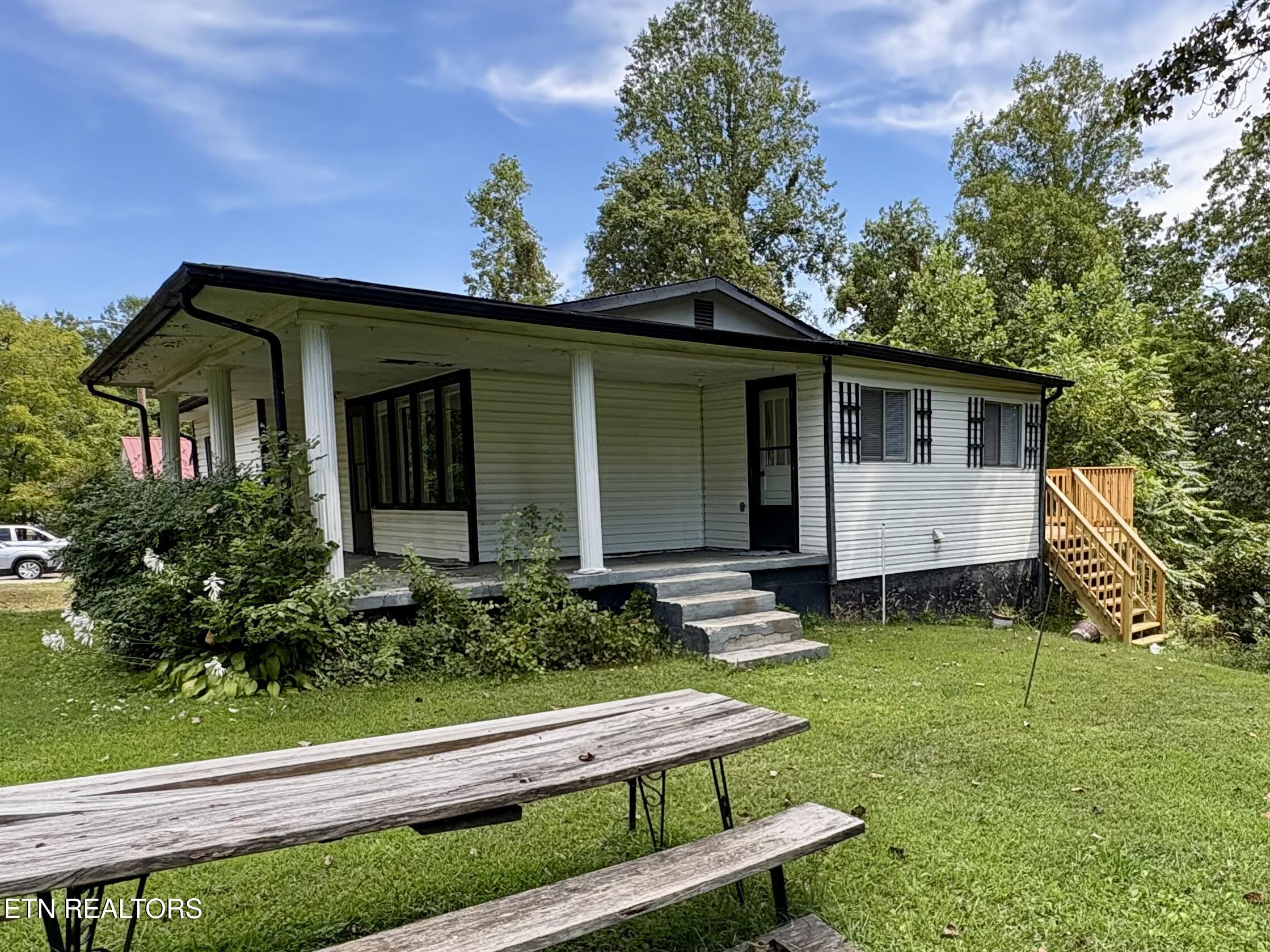 825 River Rd