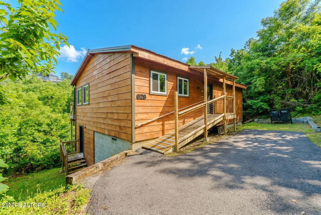 Photo of 625628 Pinecrest Drive, Gatlinburg, TN 37738 (MLS # 1340931)
