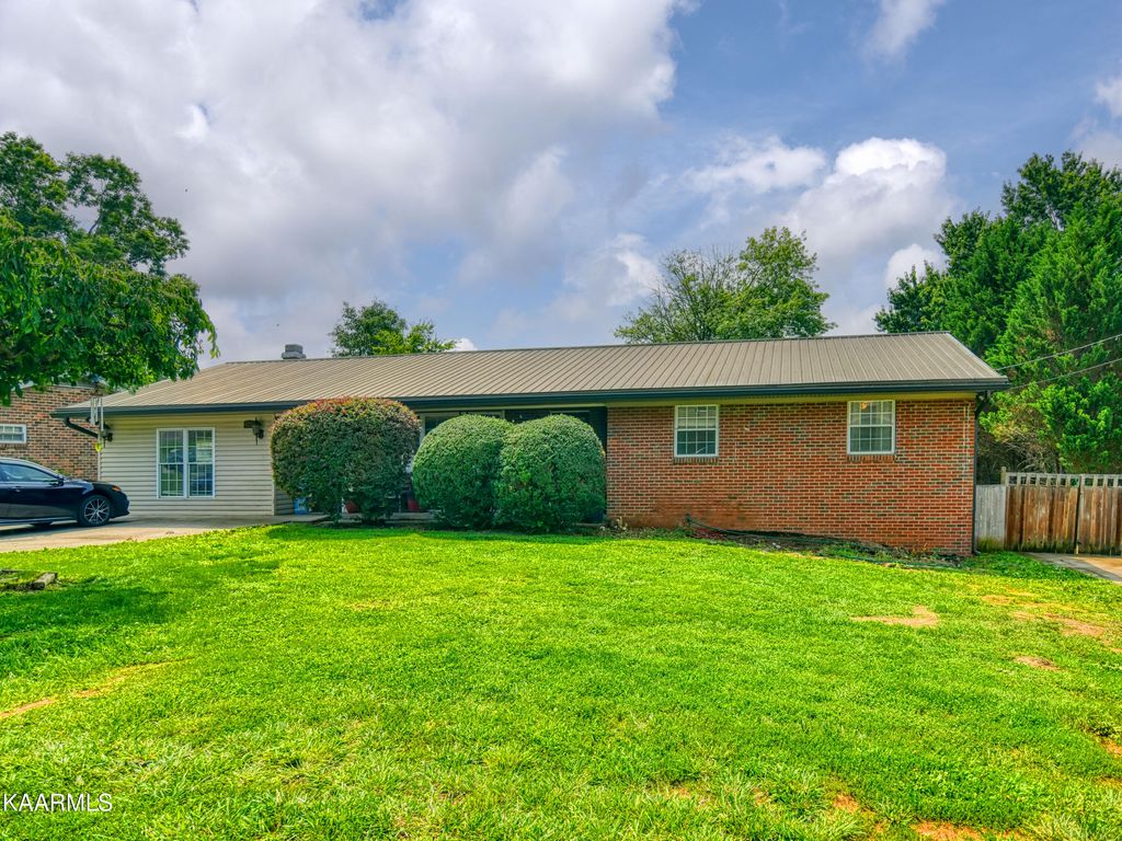 Photo of 918 N Linden Drive, Alcoa, TN 37701 (MLS # 1230999)