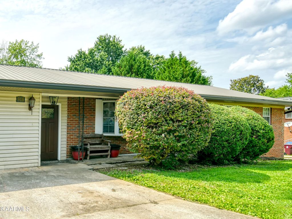 Photo of 918 N Linden Drive, Alcoa, TN 37701 (MLS # 1230999)