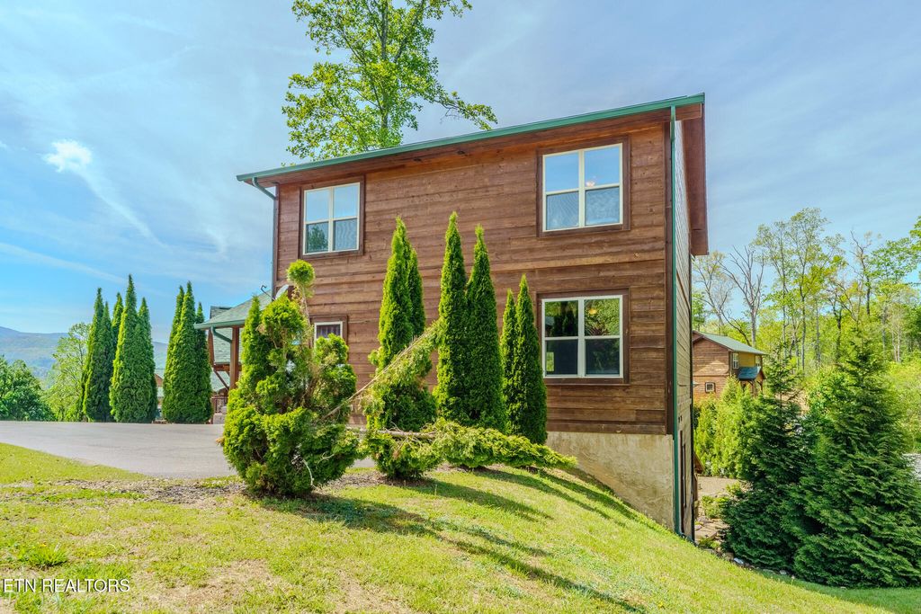 Photo of 1116 Greenbriar Village Lane, Gatlinburg, TN 37738 (MLS # 1338342)