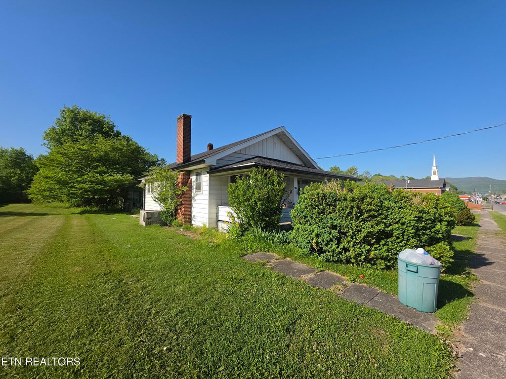 Photo of 1009 E Cumberland Ave, Middlesboro, KY 40965 (MLS # 1337921)