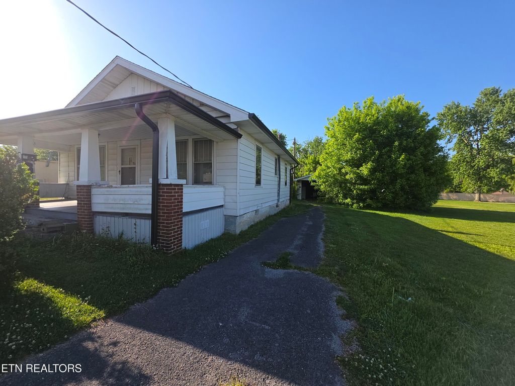Photo of 1009 E Cumberland Ave, Middlesboro, KY 40965 (MLS # 1337921)