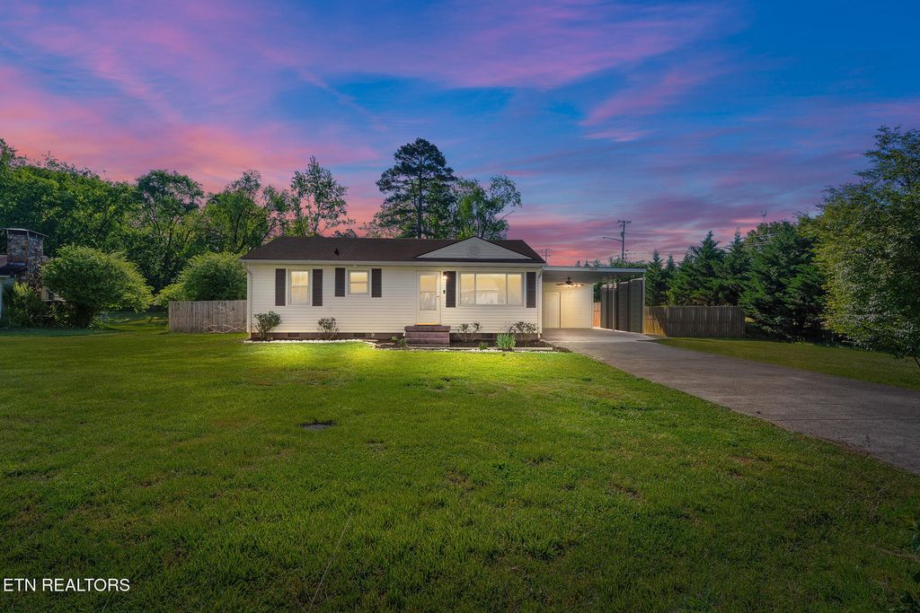 Photo of 5204 Rowan Circle, Knoxville, TN 37912 (MLS # 1337945)